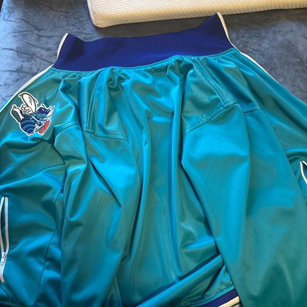 100% authentic Mitchell ness charlotte hornets warm up jacket size medium - Picture 3 of 4